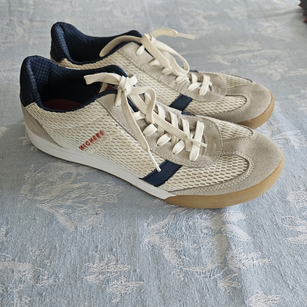 Sketchers low profile casual sneakers Women's Size 10
